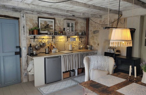 Roquefort-les-Pins Apartment | Romantic apartment in historic Provence house