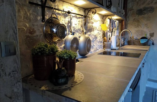 Roquefort-les-Pins Apartment | Romantic apartment in historic Provence house