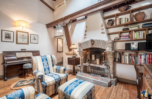 Sant' Ambrogio Apartment | Romantic Apartment in the Hearth of Florence
