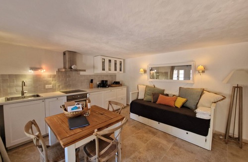 Plan-de-la-Tour Apartment | Romantische Vakantiewoning Saint Martin 1 met Groot Privéterras, Gedeeld Zwembad