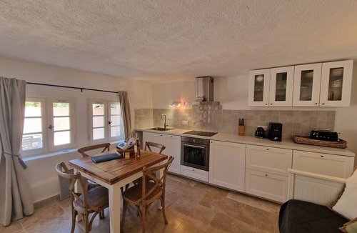 Plan-de-la-Tour Apartment | Romantische Vakantiewoning Saint Martin 1 met Groot Privéterras, Gedeeld Zwembad