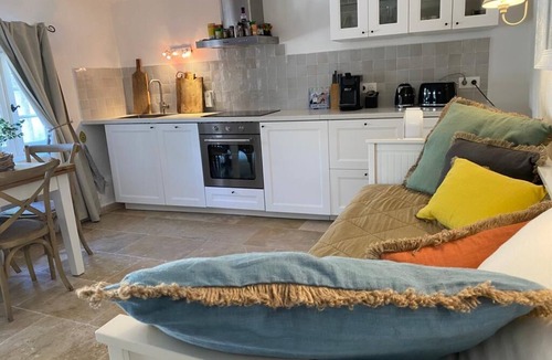 Plan-de-la-Tour Apartment | Romantische Vakantiewoning Saint Martin 1 met Groot Privéterras, Gedeeld Zwembad