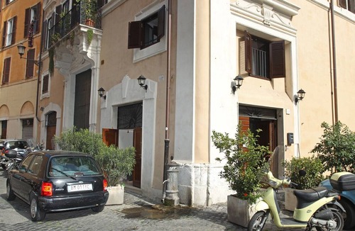 Rione VII Regola Apartment | Rome: Historical city center of Rome apartment in a historic house: year, 1562. Two bedrooms, 2 bathrooms, air conditioning, WiFi, renovated in 2009.