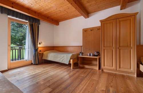 Caderzone Terme Apartment | Room 'Camera Quadrupla N 1' with Mountain View, Shared Garden and Wi-Fi