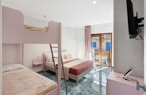 Ercolano Apartment | Room 'Camera Superior Con Balcone' with Mountain View, Wi-Fi and Air Conditioning