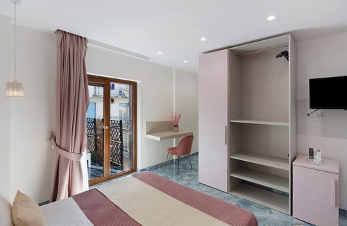 Ercolano Apartment | Room 'Camera Superior Con Balcone' with Mountain View, Wi-Fi and Air Conditioning