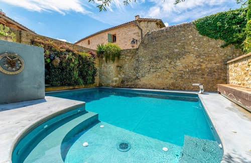 Collias Apartment | Room 'Chambre 12' with Shared Pool, Wi-Fi and Air Conditioning