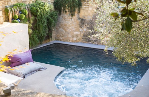 Collias Apartment | Room 'Chambre 12' with Shared Pool, Wi-Fi and Air Conditioning