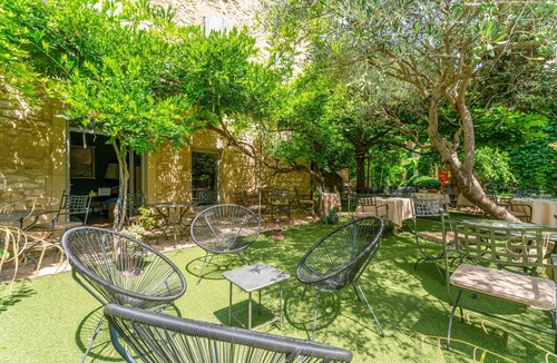 Collias Apartment | Room 'Chambre 21' with Shared Pool, Wi-Fi and Air Conditioning