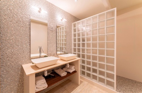 Saint-Andiol Apartment | Room 'Corilla' with Shared Garden, Wi-Fi and Air Conditioning