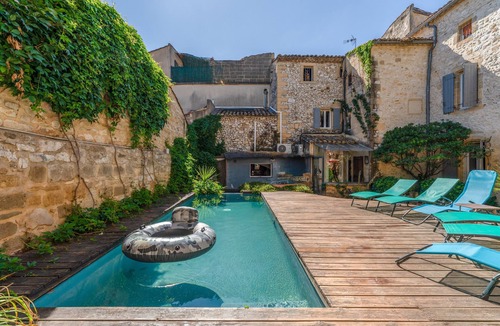 Collias Apartment | Room La Fayette with shared swimming pool, Wi-Fi and air conditioning