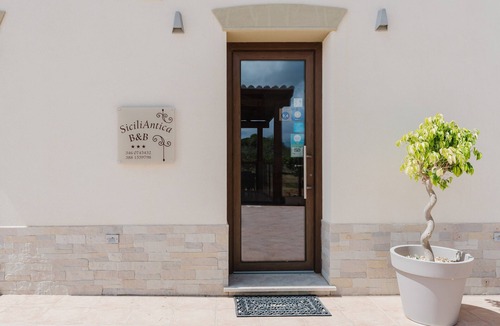 Rilievo Apartment | Room 'Maidda' with Shared Garden, Wi-Fi and Air Conditioning
