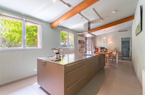 Saint-Andiol Apartment | Room 'Octavie' with Shared Garden, Wi-Fi and Air Conditioning