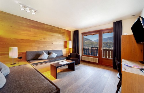 Marlengo Apartment | Room 'Pazeider Suite Meranblick 303' with Mountain View, Wi-Fi and Air Conditioning