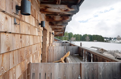 Villandro Apartment | Room 'Rot' with Shared Terrace, Shared Garden and Wi-Fi