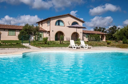 Manciano Apartment | Room 'Timo' with Shared Pool, Wi-Fi and Air Conditioning
