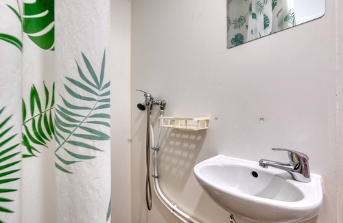 Mudaison Apartment | Room with Shared Terrace and Wi-Fi, 10 Minutes from the Sea