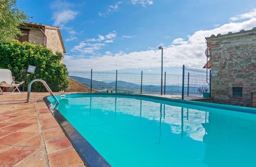 Corciano House | Rustic Holiday Home in Corciano with Swimming Pool