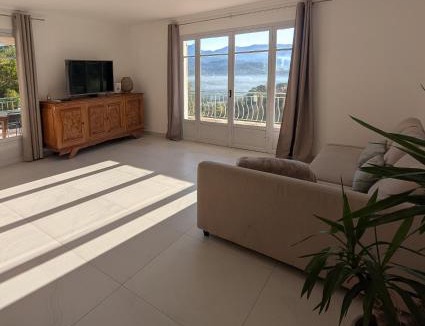 Contes Apartment | Séjour en pleine nature, vue imprenable, jacuzzi