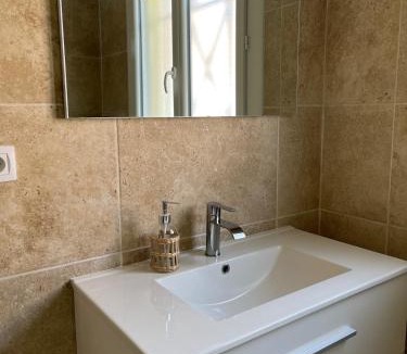 Port-Saint-Louis-du-Rhone Apartment | Séjour exclusif avec piscine intérieure et sauna