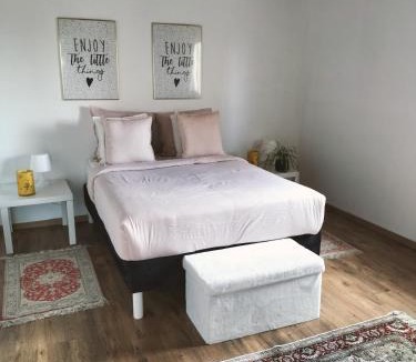 Les 3 Ponts Bed & Breakfast | Sara