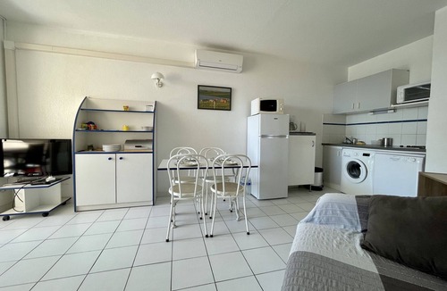 Sete Apartment | Seafront apartment for 4 in Sète with private parking