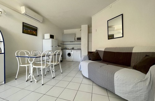 Sete Apartment | Seafront apartment for 4 in Sète with private parking