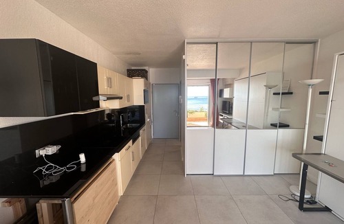 Hyeres Apartment | Seafront studio with a stuning view, Résience Bona vue mer panaramique
