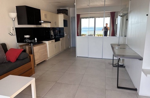 Hyeres Apartment | Seafront studio with a stuning view, Résience Bona vue mer panaramique
