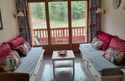 Les Claux Apartment | Ski in ski out apartment heated pool l'albane