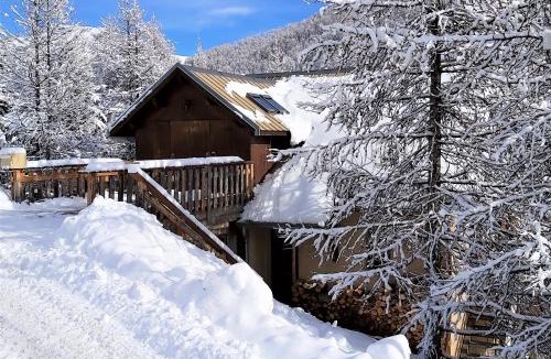 Les Claux Ski Chalet | Ski-in/Ski-out Chalet, Quiet Location, and Jacuzzi