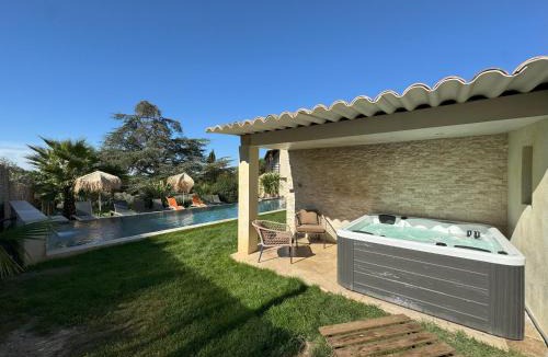 Saint-Chamas Villa | Slpendid villa with heated pool and Jacuzzi for 12 people in Saint-chamas