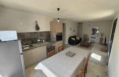 Collias House | Small house with wooded garden