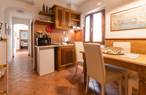 San Frediano Apartment | SMALL IRIS FLORENCE CENTER