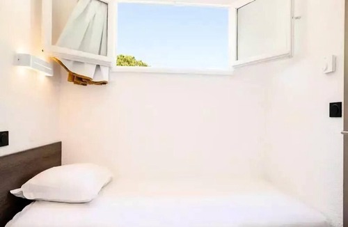 Arles Hotel | SOWELL HOTELS L'Olivier* - Room 2 People Triple Comfort