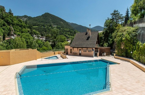 Guillaumes Apartment | Spacious Alpine Triplex with Terrace