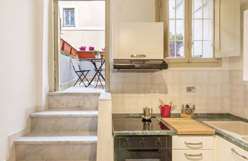 Rione VI Parione Apartment | Spacious and comfortable apartment located on the first floor of a characteristic period building, in an elegant setting in the historic centre, overlooking Via del Pellegrino and Via Arco Di Santa Margherita.One bedroom apartment of 80 m2 located on the