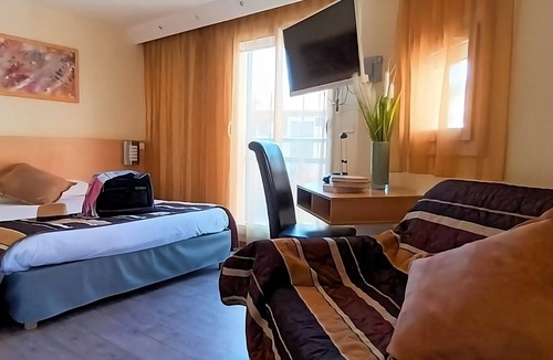 Gap Hotel | Spacious Good-Value Accommodation! Near Place du Rochasson! Pets are Allowed!