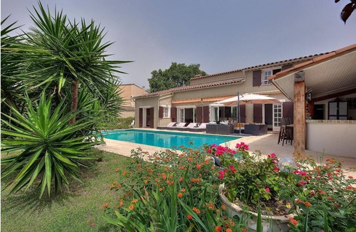 Mandelieu-La-Napoule Villa | Spacious villa in town center, large swimming pool, Esterel view