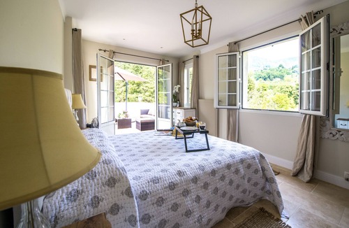 Tourrettes-sur-Loup Villa | Spacious villa in Tourrettes-sur-Loup with Private Lake access