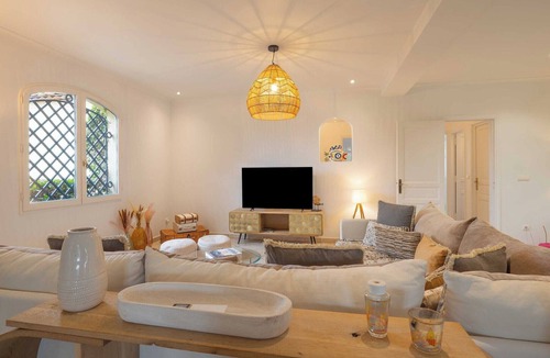 Sainte-Maxime - Saint-Tropez Apartment | Spacious Villa with Pool & A/C for 8 – Sea View