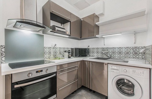 Cadolive Apartment | Spend a relaxing vacation in this beautiful and bright apartment in Cadolive.