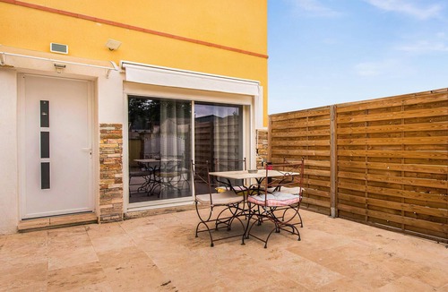 Cadolive Apartment | Spend a relaxing vacation in this beautiful and bright apartment in Cadolive.