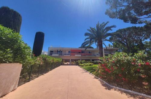 Saint-Tropez Apartment | St Tropez Unique crashpad with pool, private garden, sleeps 4 - 1 bed apartment.