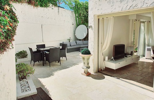 Saint-Tropez Apartment | St Tropez Unique crashpad with pool, private garden, sleeps 4 - 1 bed apartment.