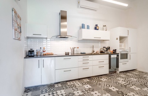 St.-Remy-de-Provence Apartment | “Steven” Room with Shared Pool, Shared Garden, and Wi-Fi
