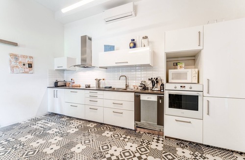 St.-Remy-de-Provence Apartment | “Steven” Room with Shared Pool, Shared Garden, and Wi-Fi