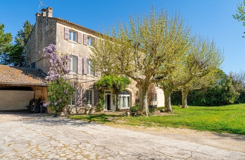 St.-Remy-de-Provence Apartment | “Steven” Room with Shared Pool, Shared Garden, and Wi-Fi