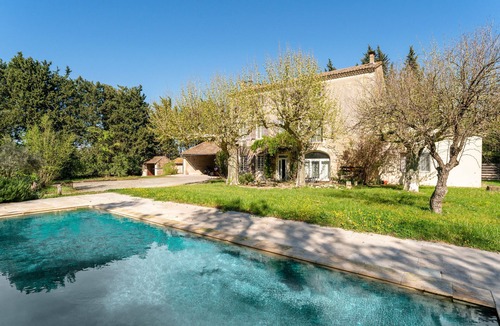 St.-Remy-de-Provence Apartment | “Steven” Room with Shared Pool, Shared Garden, and Wi-Fi