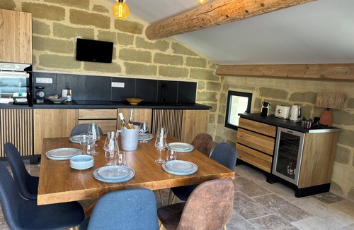 Saint-Quentin-la-Poterie Apartment | Stone-built cocoon in the center of the village, roof terrace and whirlpool bath
